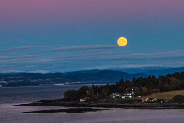 Moon rising, Saksvikbukta